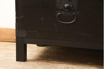 江戸期の小箪笥をリペア&カスタム!高品質リペアを施し、引き出しの欠損部分に扉を取り付け。観音扉の内部は引き出しから棚に加工。木製脚を取り付け、全体を1トーン落ち着いた色味に着色仕上げ。(時代箪笥、収納棚、戸棚、整理箪笥、収納箪笥、アンティーク箪笥)