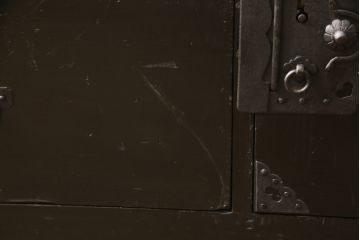 江戸期の小箪笥をリペア&カスタム!高品質リペアを施し、引き出しの欠損部分に扉を取り付け。観音扉の内部は引き出しから棚に加工。木製脚を取り付け、全体を1トーン落ち着いた色味に着色仕上げ。(時代箪笥、収納棚、戸棚、整理箪笥、収納箪笥、アンティーク箪笥)