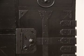 江戸期の小箪笥をリペア&カスタム!高品質リペアを施し、引き出しの欠損部分に扉を取り付け。観音扉の内部は引き出しから棚に加工。木製脚を取り付け、全体を1トーン落ち着いた色味に着色仕上げ。(時代箪笥、収納棚、戸棚、整理箪笥、収納箪笥、アンティーク箪笥)