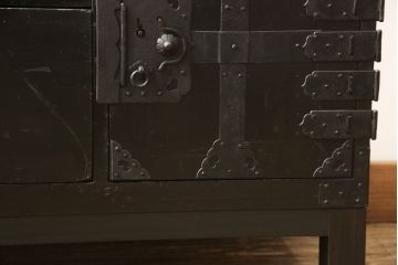 江戸期の小箪笥をリペア&カスタム!高品質リペアを施し、引き出しの欠損部分に扉を取り付け。観音扉の内部は引き出しから棚に加工。木製脚を取り付け、全体を1トーン落ち着いた色味に着色仕上げ。(時代箪笥、収納棚、戸棚、整理箪笥、収納箪笥、アンティーク箪笥)