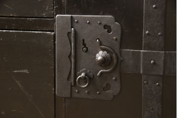 江戸期の小箪笥をリペア&カスタム!高品質リペアを施し、引き出しの欠損部分に扉を取り付け。観音扉の内部は引き出しから棚に加工。木製脚を取り付け、全体を1トーン落ち着いた色味に着色仕上げ。(時代箪笥、収納棚、戸棚、整理箪笥、収納箪笥、アンティーク箪笥)