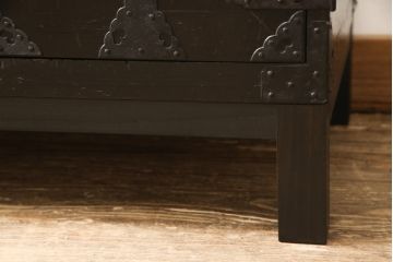 江戸期の小箪笥をリペア&カスタム!高品質リペアを施し、引き出しの欠損部分に扉を取り付け。観音扉の内部は引き出しから棚に加工。木製脚を取り付け、全体を1トーン落ち着いた色味に着色仕上げ。(時代箪笥、収納棚、戸棚、整理箪笥、収納箪笥、アンティーク箪笥)