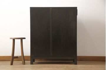 江戸期の小箪笥をリペア&カスタム!高品質リペアを施し、引き出しの欠損部分に扉を取り付け。観音扉の内部は引き出しから棚に加工。木製脚を取り付け、全体を1トーン落ち着いた色味に着色仕上げ。(時代箪笥、収納棚、戸棚、整理箪笥、収納箪笥、アンティーク箪笥)