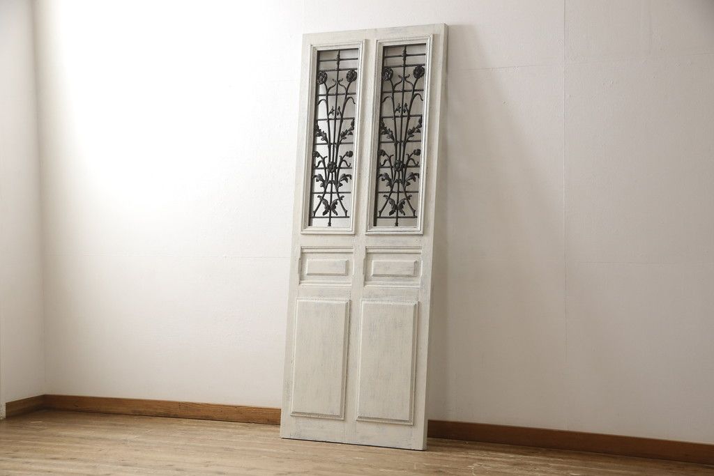 フランスアンティークのドアをリペア&カスタム!元の雰囲気を残しながら、傷んだ箇所や割れを修復。蝶番、ドアノブ、ラッチは取り外し。ガラスは新品のクリアガラスに交換。アンティークホワイトでペイント仕上げ。(引き戸、建具)