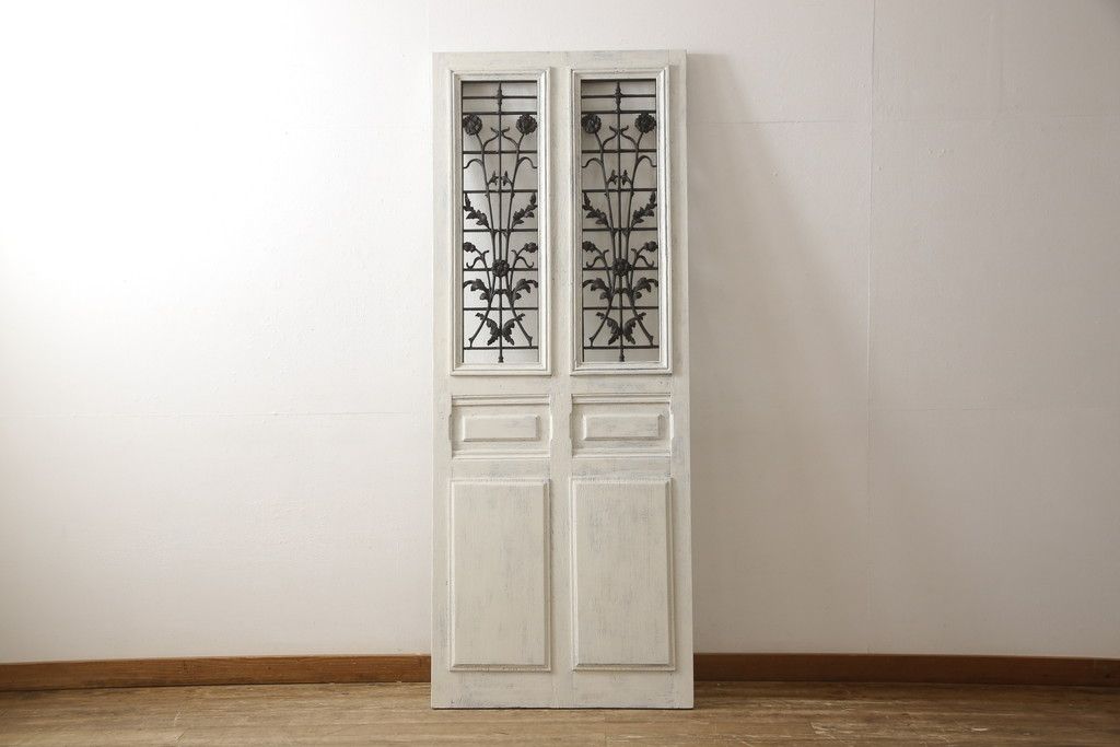 フランスアンティークのドアをリペア&カスタム!元の雰囲気を残しながら、傷んだ箇所や割れを修復。蝶番、ドアノブ、ラッチは取り外し。ガラスは新品のクリアガラスに交換。アンティークホワイトでペイント仕上げ。(引き戸、建具)