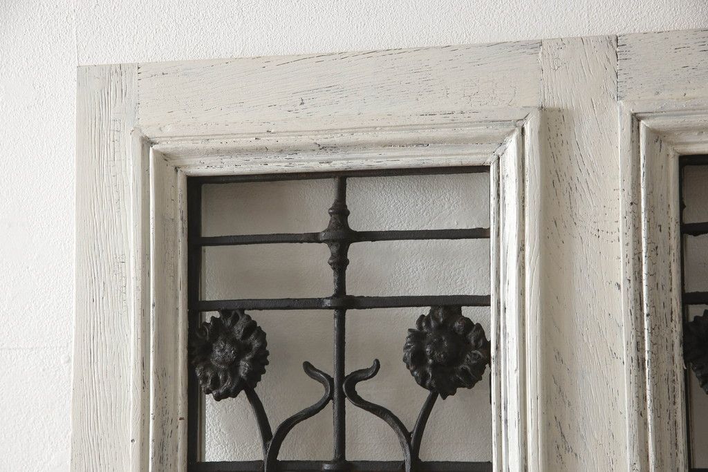 フランスアンティークのドアをリペア&カスタム!元の雰囲気を残しながら、傷んだ箇所や割れを修復。蝶番、ドアノブ、ラッチは取り外し。ガラスは新品のクリアガラスに交換。アンティークホワイトでペイント仕上げ。(引き戸、建具)