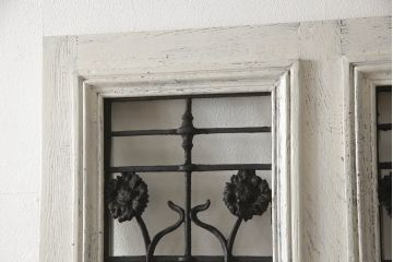 フランスアンティークのドアをリペア&カスタム!元の雰囲気を残しながら、傷んだ箇所や割れを修復。蝶番、ドアノブ、ラッチは取り外し。ガラスは新品のクリアガラスに交換。アンティークホワイトでペイント仕上げ。(引き戸、建具)