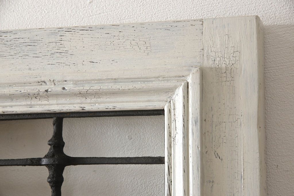 フランスアンティークのドアをリペア&カスタム!元の雰囲気を残しながら、傷んだ箇所や割れを修復。蝶番、ドアノブ、ラッチは取り外し。ガラスは新品のクリアガラスに交換。アンティークホワイトでペイント仕上げ。(引き戸、建具)