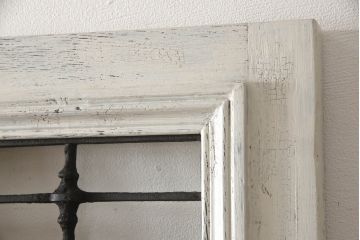 フランスアンティークのドアをリペア&カスタム!元の雰囲気を残しながら、傷んだ箇所や割れを修復。蝶番、ドアノブ、ラッチは取り外し。ガラスは新品のクリアガラスに交換。アンティークホワイトでペイント仕上げ。(引き戸、建具)