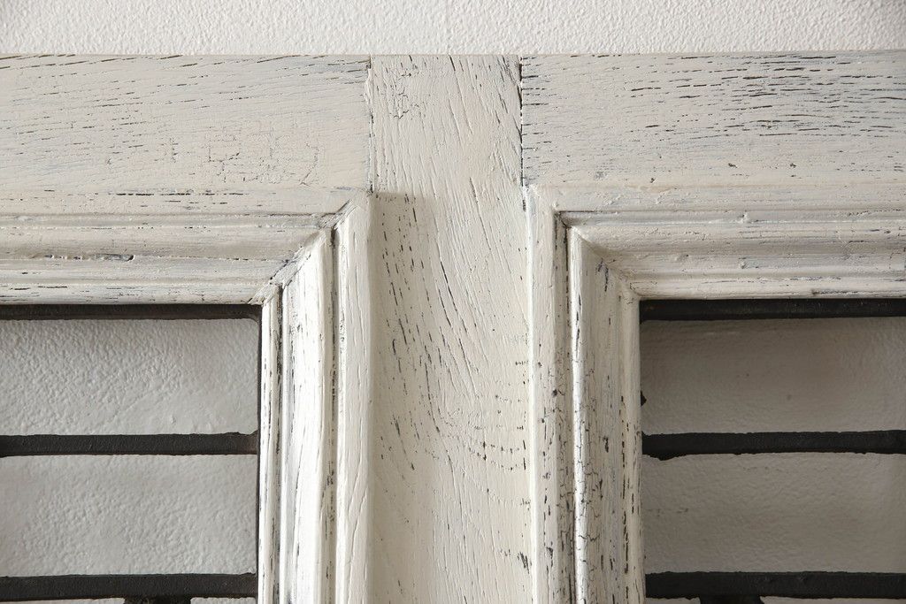 フランスアンティークのドアをリペア&カスタム!元の雰囲気を残しながら、傷んだ箇所や割れを修復。蝶番、ドアノブ、ラッチは取り外し。ガラスは新品のクリアガラスに交換。アンティークホワイトでペイント仕上げ。(引き戸、建具)