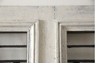 フランスアンティークのドアをリペア&カスタム!元の雰囲気を残しながら、傷んだ箇所や割れを修復。蝶番、ドアノブ、ラッチは取り外し。ガラスは新品のクリアガラスに交換。アンティークホワイトでペイント仕上げ。(引き戸、建具)