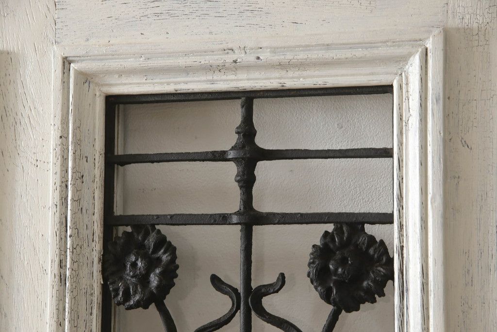 フランスアンティークのドアをリペア&カスタム!元の雰囲気を残しながら、傷んだ箇所や割れを修復。蝶番、ドアノブ、ラッチは取り外し。ガラスは新品のクリアガラスに交換。アンティークホワイトでペイント仕上げ。(引き戸、建具)