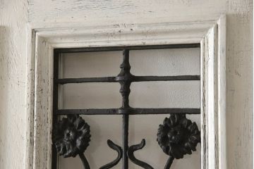 フランスアンティークのドアをリペア&カスタム!元の雰囲気を残しながら、傷んだ箇所や割れを修復。蝶番、ドアノブ、ラッチは取り外し。ガラスは新品のクリアガラスに交換。アンティークホワイトでペイント仕上げ。(引き戸、建具)