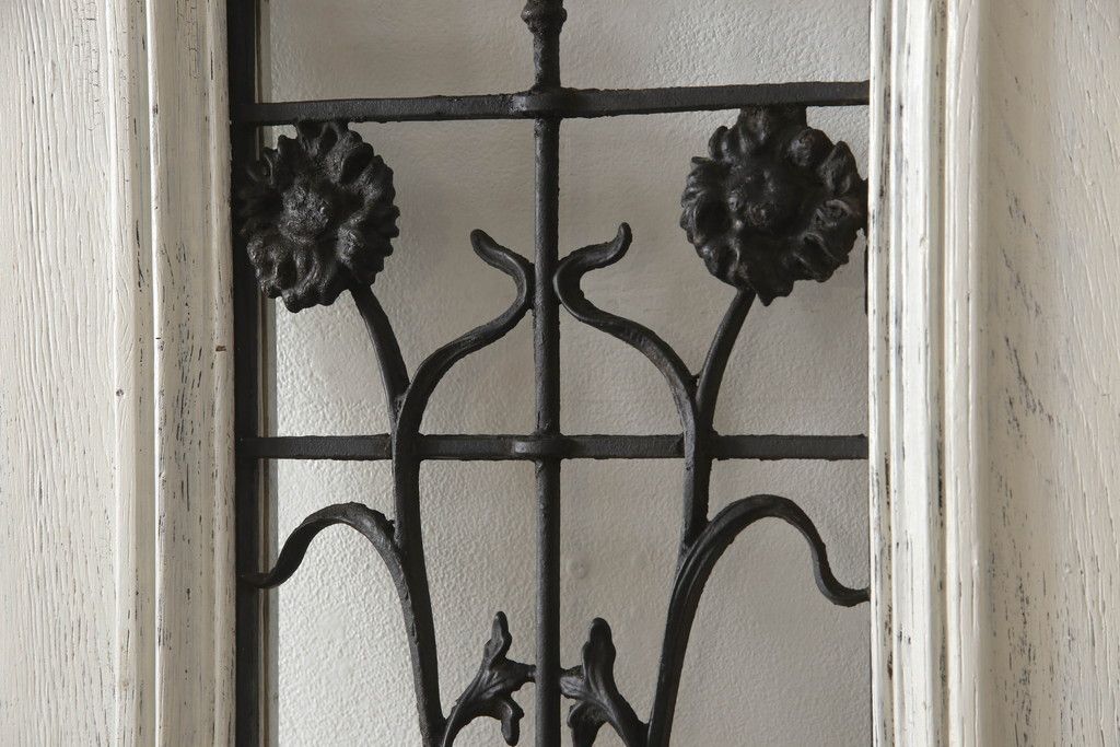 フランスアンティークのドアをリペア&カスタム!元の雰囲気を残しながら、傷んだ箇所や割れを修復。蝶番、ドアノブ、ラッチは取り外し。ガラスは新品のクリアガラスに交換。アンティークホワイトでペイント仕上げ。(引き戸、建具)