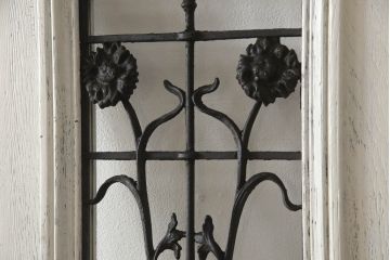 フランスアンティークのドアをリペア&カスタム!元の雰囲気を残しながら、傷んだ箇所や割れを修復。蝶番、ドアノブ、ラッチは取り外し。ガラスは新品のクリアガラスに交換。アンティークホワイトでペイント仕上げ。(引き戸、建具)