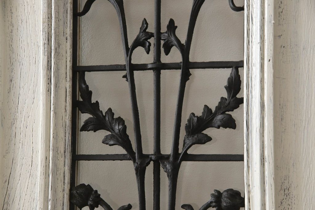 フランスアンティークのドアをリペア&カスタム!元の雰囲気を残しながら、傷んだ箇所や割れを修復。蝶番、ドアノブ、ラッチは取り外し。ガラスは新品のクリアガラスに交換。アンティークホワイトでペイント仕上げ。(引き戸、建具)