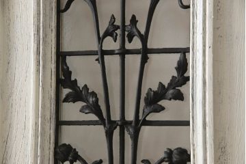 フランスアンティークのドアをリペア&カスタム!元の雰囲気を残しながら、傷んだ箇所や割れを修復。蝶番、ドアノブ、ラッチは取り外し。ガラスは新品のクリアガラスに交換。アンティークホワイトでペイント仕上げ。(引き戸、建具)