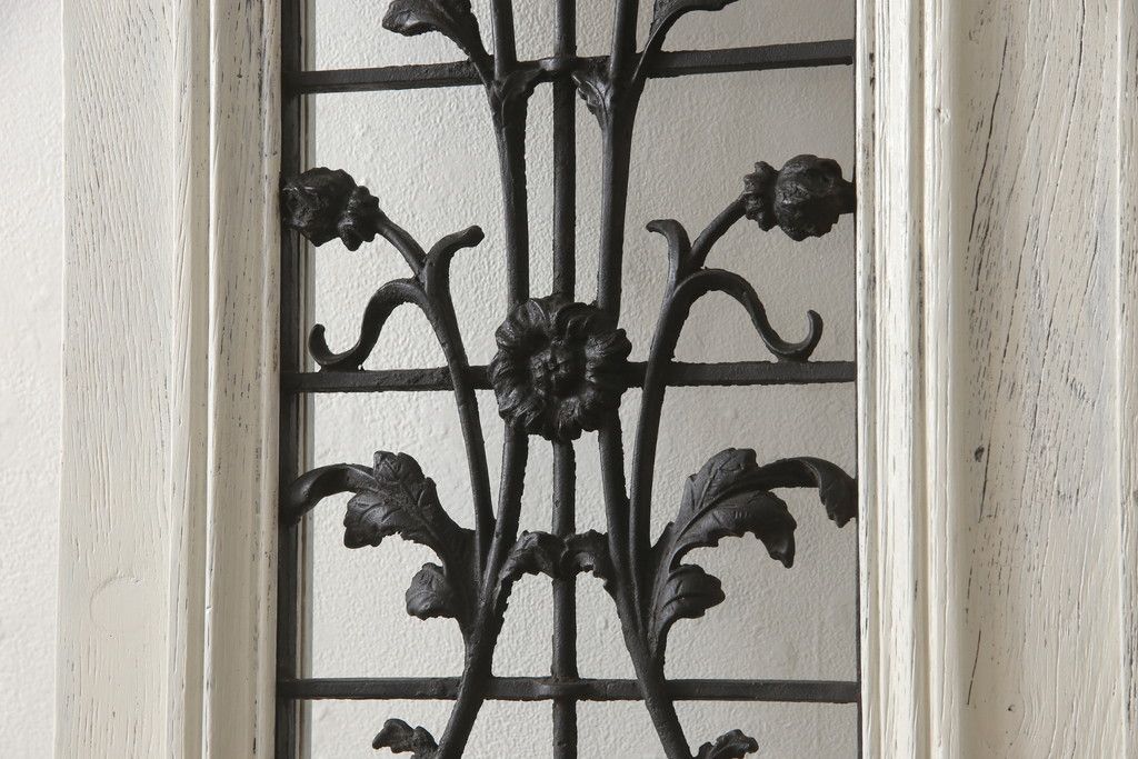 フランスアンティークのドアをリペア&カスタム!元の雰囲気を残しながら、傷んだ箇所や割れを修復。蝶番、ドアノブ、ラッチは取り外し。ガラスは新品のクリアガラスに交換。アンティークホワイトでペイント仕上げ。(引き戸、建具)