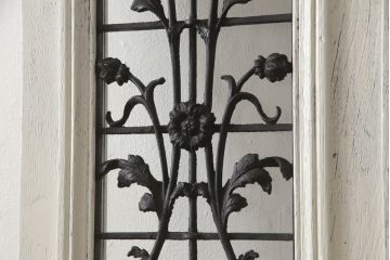 フランスアンティークのドアをリペア&カスタム!元の雰囲気を残しながら、傷んだ箇所や割れを修復。蝶番、ドアノブ、ラッチは取り外し。ガラスは新品のクリアガラスに交換。アンティークホワイトでペイント仕上げ。(引き戸、建具)