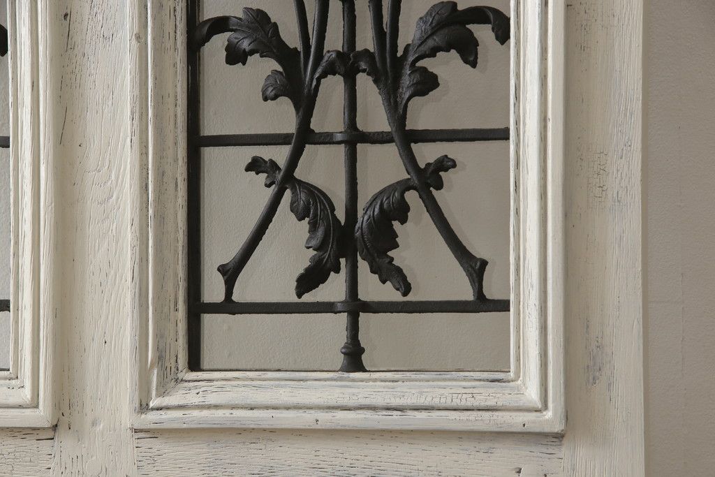 フランスアンティークのドアをリペア&カスタム!元の雰囲気を残しながら、傷んだ箇所や割れを修復。蝶番、ドアノブ、ラッチは取り外し。ガラスは新品のクリアガラスに交換。アンティークホワイトでペイント仕上げ。(引き戸、建具)