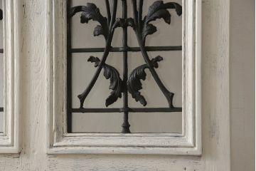 フランスアンティークのドアをリペア&カスタム!元の雰囲気を残しながら、傷んだ箇所や割れを修復。蝶番、ドアノブ、ラッチは取り外し。ガラスは新品のクリアガラスに交換。アンティークホワイトでペイント仕上げ。(引き戸、建具)