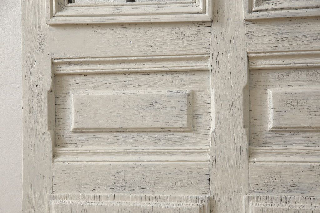 フランスアンティークのドアをリペア&カスタム!元の雰囲気を残しながら、傷んだ箇所や割れを修復。蝶番、ドアノブ、ラッチは取り外し。ガラスは新品のクリアガラスに交換。アンティークホワイトでペイント仕上げ。(引き戸、建具)