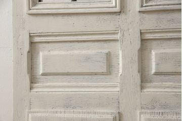 フランスアンティークのドアをリペア&カスタム!元の雰囲気を残しながら、傷んだ箇所や割れを修復。蝶番、ドアノブ、ラッチは取り外し。ガラスは新品のクリアガラスに交換。アンティークホワイトでペイント仕上げ。(引き戸、建具)