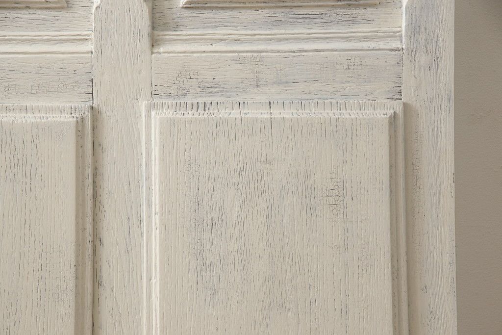 フランスアンティークのドアをリペア&カスタム!元の雰囲気を残しながら、傷んだ箇所や割れを修復。蝶番、ドアノブ、ラッチは取り外し。ガラスは新品のクリアガラスに交換。アンティークホワイトでペイント仕上げ。(引き戸、建具)