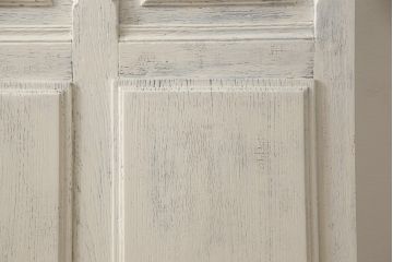 フランスアンティークのドアをリペア&カスタム!元の雰囲気を残しながら、傷んだ箇所や割れを修復。蝶番、ドアノブ、ラッチは取り外し。ガラスは新品のクリアガラスに交換。アンティークホワイトでペイント仕上げ。(引き戸、建具)