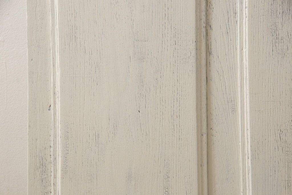 フランスアンティークのドアをリペア&カスタム!元の雰囲気を残しながら、傷んだ箇所や割れを修復。蝶番、ドアノブ、ラッチは取り外し。ガラスは新品のクリアガラスに交換。アンティークホワイトでペイント仕上げ。(引き戸、建具)