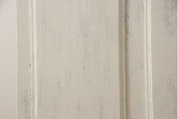 フランスアンティークのドアをリペア&カスタム!元の雰囲気を残しながら、傷んだ箇所や割れを修復。蝶番、ドアノブ、ラッチは取り外し。ガラスは新品のクリアガラスに交換。アンティークホワイトでペイント仕上げ。(引き戸、建具)