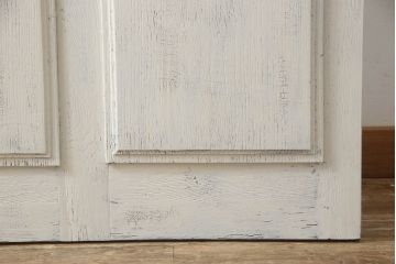 フランスアンティークのドアをリペア&カスタム!元の雰囲気を残しながら、傷んだ箇所や割れを修復。蝶番、ドアノブ、ラッチは取り外し。ガラスは新品のクリアガラスに交換。アンティークホワイトでペイント仕上げ。(引き戸、建具)