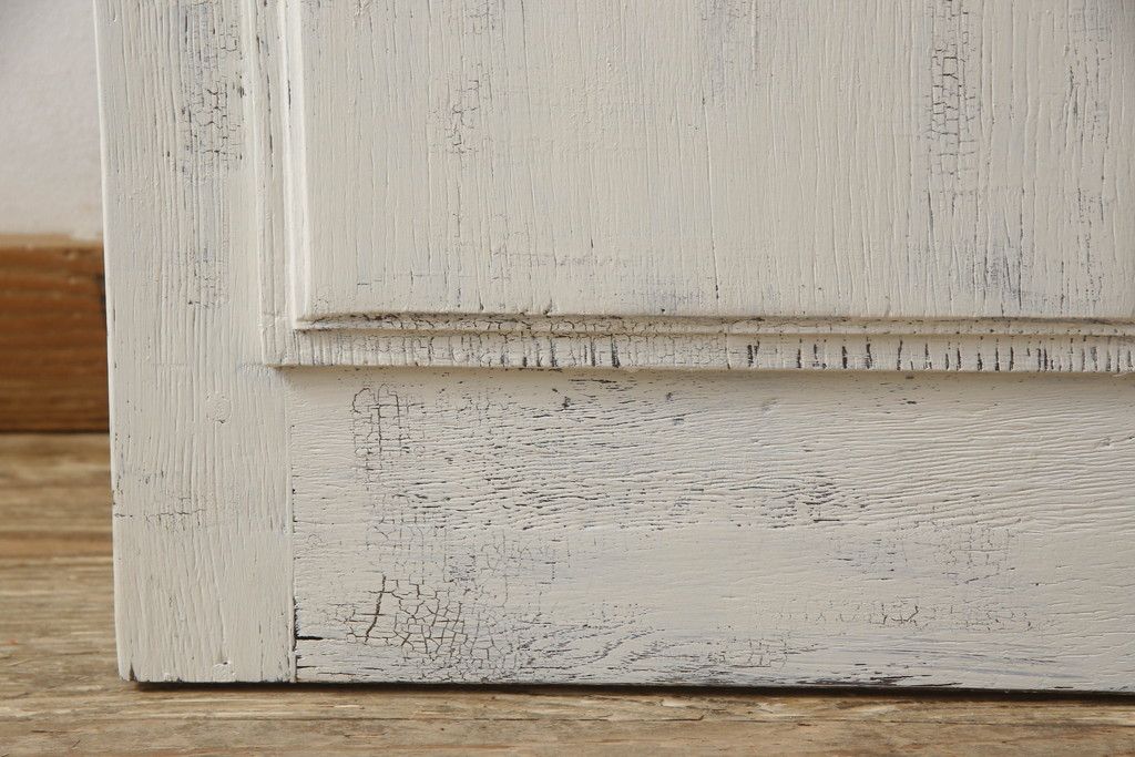 フランスアンティークのドアをリペア&カスタム!元の雰囲気を残しながら、傷んだ箇所や割れを修復。蝶番、ドアノブ、ラッチは取り外し。ガラスは新品のクリアガラスに交換。アンティークホワイトでペイント仕上げ。(引き戸、建具)