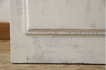 フランスアンティークのドアをリペア&カスタム!元の雰囲気を残しながら、傷んだ箇所や割れを修復。蝶番、ドアノブ、ラッチは取り外し。ガラスは新品のクリアガラスに交換。アンティークホワイトでペイント仕上げ。(引き戸、建具)