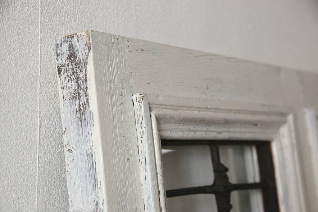 フランスアンティークのドアをリペア&カスタム!元の雰囲気を残しながら、傷んだ箇所や割れを修復。蝶番、ドアノブ、ラッチは取り外し。ガラスは新品のクリアガラスに交換。アンティークホワイトでペイント仕上げ。(引き戸、建具)