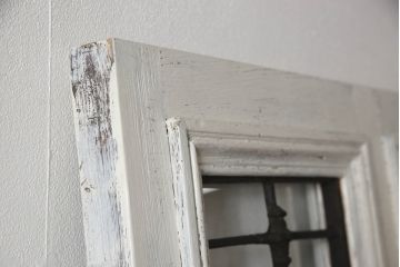 フランスアンティークのドアをリペア&カスタム!元の雰囲気を残しながら、傷んだ箇所や割れを修復。蝶番、ドアノブ、ラッチは取り外し。ガラスは新品のクリアガラスに交換。アンティークホワイトでペイント仕上げ。(引き戸、建具)