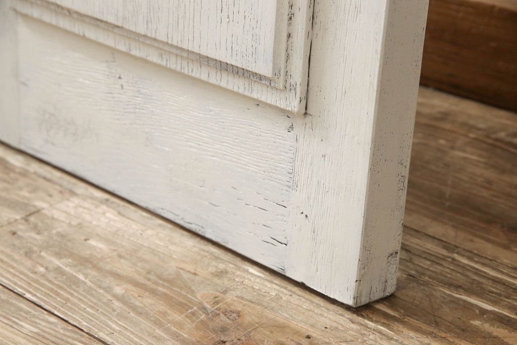 フランスアンティークのドアをリペア&カスタム!元の雰囲気を残しながら、傷んだ箇所や割れを修復。蝶番、ドアノブ、ラッチは取り外し。ガラスは新品のクリアガラスに交換。アンティークホワイトでペイント仕上げ。(引き戸、建具)