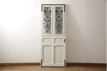 フランスアンティークのドアをリペア&カスタム!元の雰囲気を残しながら、傷んだ箇所や割れを修復。蝶番、ドアノブ、ラッチは取り外し。ガラスは新品のクリアガラスに交換。アンティークホワイトでペイント仕上げ。(引き戸、建具)