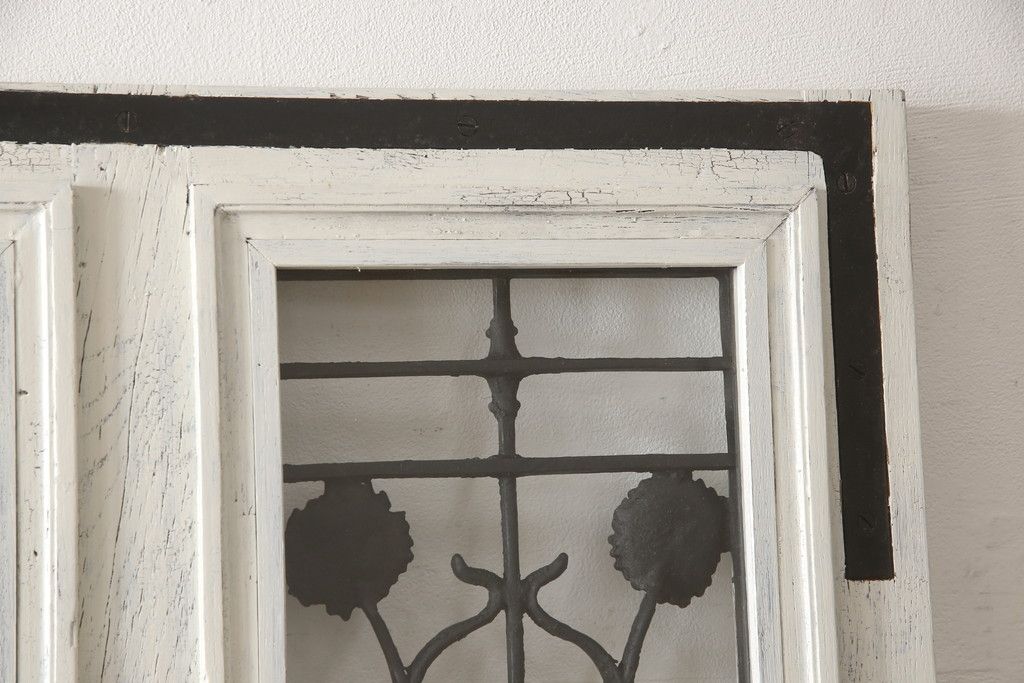 フランスアンティークのドアをリペア&カスタム!元の雰囲気を残しながら、傷んだ箇所や割れを修復。蝶番、ドアノブ、ラッチは取り外し。ガラスは新品のクリアガラスに交換。アンティークホワイトでペイント仕上げ。(引き戸、建具)