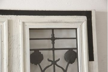 フランスアンティークのドアをリペア&カスタム!元の雰囲気を残しながら、傷んだ箇所や割れを修復。蝶番、ドアノブ、ラッチは取り外し。ガラスは新品のクリアガラスに交換。アンティークホワイトでペイント仕上げ。(引き戸、建具)