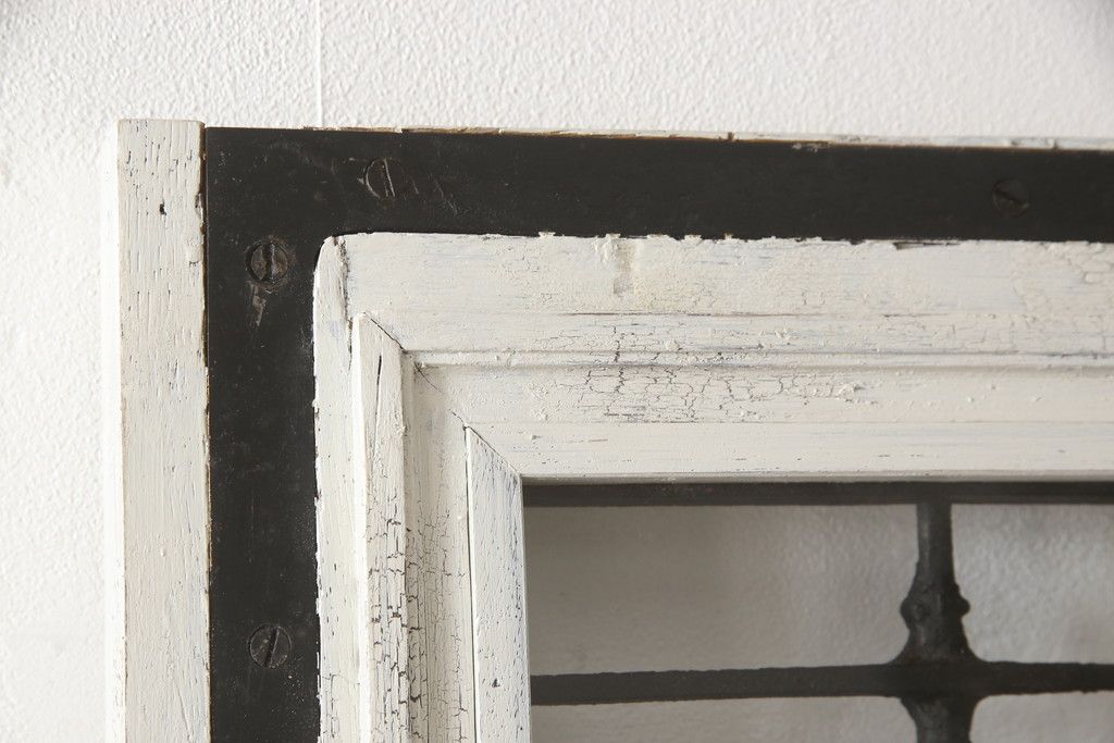 フランスアンティークのドアをリペア&カスタム!元の雰囲気を残しながら、傷んだ箇所や割れを修復。蝶番、ドアノブ、ラッチは取り外し。ガラスは新品のクリアガラスに交換。アンティークホワイトでペイント仕上げ。(引き戸、建具)