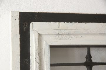 フランスアンティークのドアをリペア&カスタム!元の雰囲気を残しながら、傷んだ箇所や割れを修復。蝶番、ドアノブ、ラッチは取り外し。ガラスは新品のクリアガラスに交換。アンティークホワイトでペイント仕上げ。(引き戸、建具)