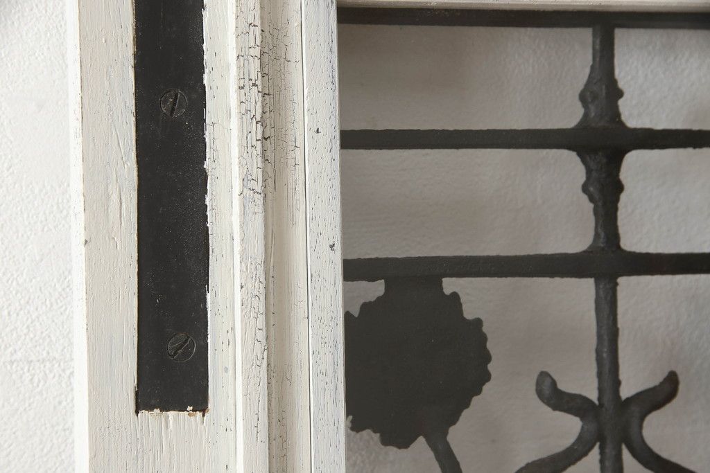 フランスアンティークのドアをリペア&カスタム!元の雰囲気を残しながら、傷んだ箇所や割れを修復。蝶番、ドアノブ、ラッチは取り外し。ガラスは新品のクリアガラスに交換。アンティークホワイトでペイント仕上げ。(引き戸、建具)