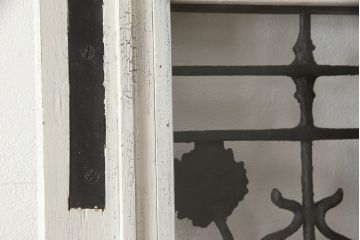 フランスアンティークのドアをリペア&カスタム!元の雰囲気を残しながら、傷んだ箇所や割れを修復。蝶番、ドアノブ、ラッチは取り外し。ガラスは新品のクリアガラスに交換。アンティークホワイトでペイント仕上げ。(引き戸、建具)