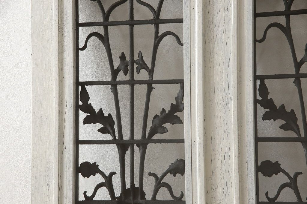 フランスアンティークのドアをリペア&カスタム!元の雰囲気を残しながら、傷んだ箇所や割れを修復。蝶番、ドアノブ、ラッチは取り外し。ガラスは新品のクリアガラスに交換。アンティークホワイトでペイント仕上げ。(引き戸、建具)