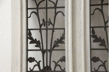 フランスアンティークのドアをリペア&カスタム!元の雰囲気を残しながら、傷んだ箇所や割れを修復。蝶番、ドアノブ、ラッチは取り外し。ガラスは新品のクリアガラスに交換。アンティークホワイトでペイント仕上げ。(引き戸、建具)