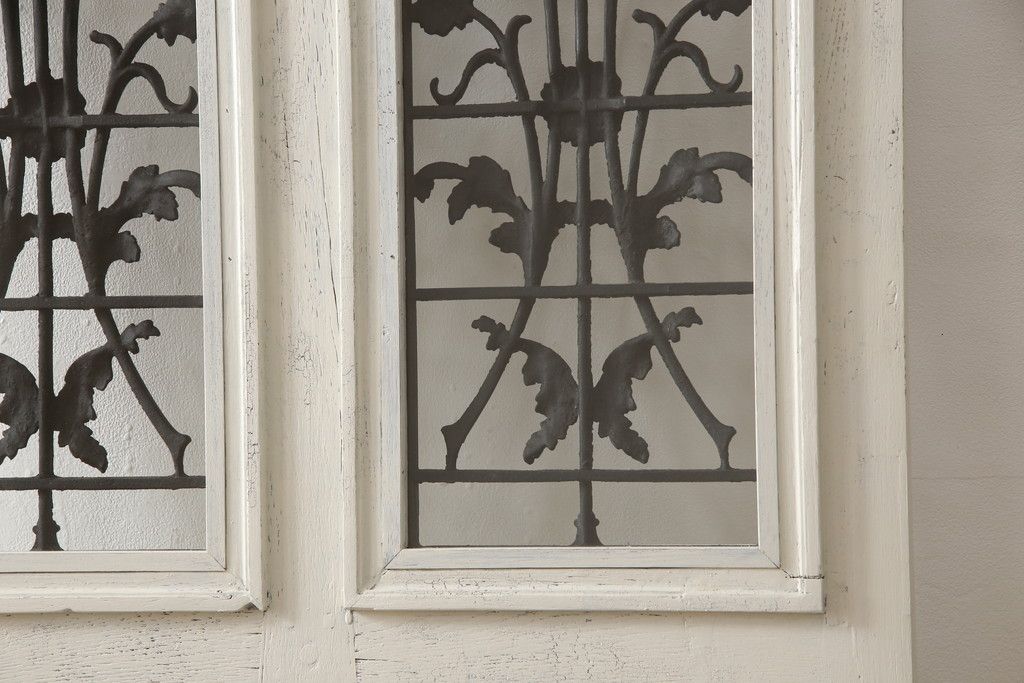 フランスアンティークのドアをリペア&カスタム!元の雰囲気を残しながら、傷んだ箇所や割れを修復。蝶番、ドアノブ、ラッチは取り外し。ガラスは新品のクリアガラスに交換。アンティークホワイトでペイント仕上げ。(引き戸、建具)