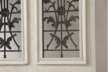 フランスアンティークのドアをリペア&カスタム!元の雰囲気を残しながら、傷んだ箇所や割れを修復。蝶番、ドアノブ、ラッチは取り外し。ガラスは新品のクリアガラスに交換。アンティークホワイトでペイント仕上げ。(引き戸、建具)