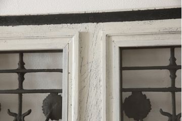 フランスアンティークのドアをリペア&カスタム!元の雰囲気を残しながら、傷んだ箇所や割れを修復。蝶番、ドアノブ、ラッチは取り外し。ガラスは新品のクリアガラスに交換。アンティークホワイトでペイント仕上げ。(引き戸、建具)