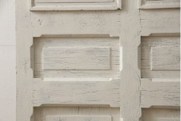 フランスアンティークのドアをリペア&カスタム!元の雰囲気を残しながら、傷んだ箇所や割れを修復。蝶番、ドアノブ、ラッチは取り外し。ガラスは新品のクリアガラスに交換。アンティークホワイトでペイント仕上げ。(引き戸、建具)